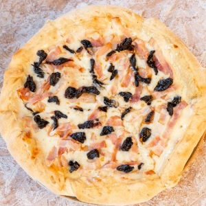 Pizza tradicional Tocineta y Ciruelas_1